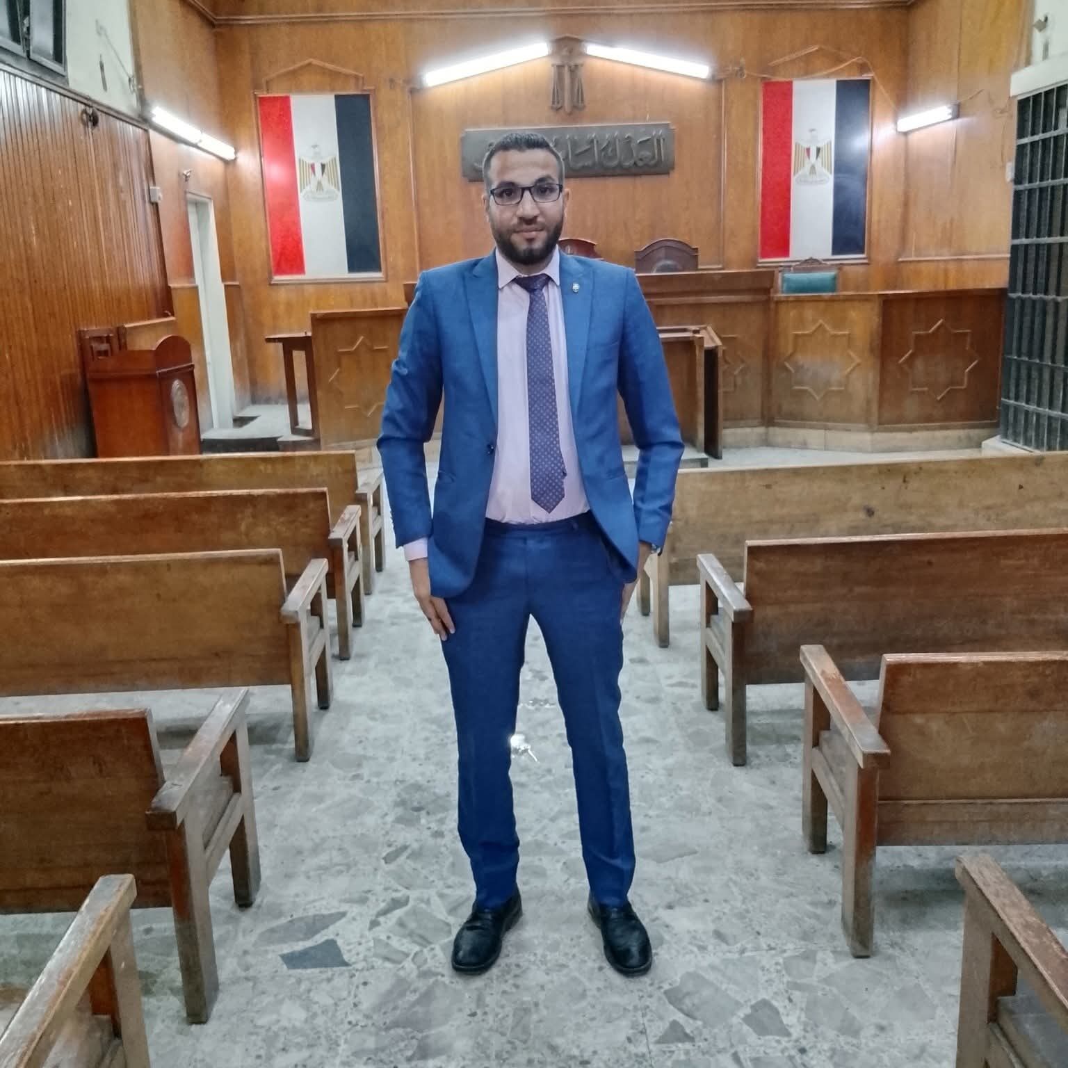 المستشار داخل قاعة المحكمة